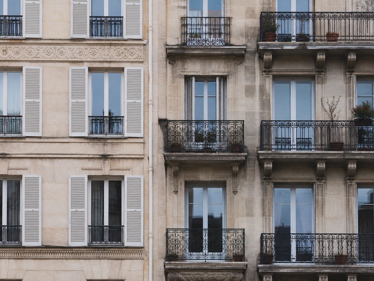 Façades et détails bâtis dans un quartier résidentiel