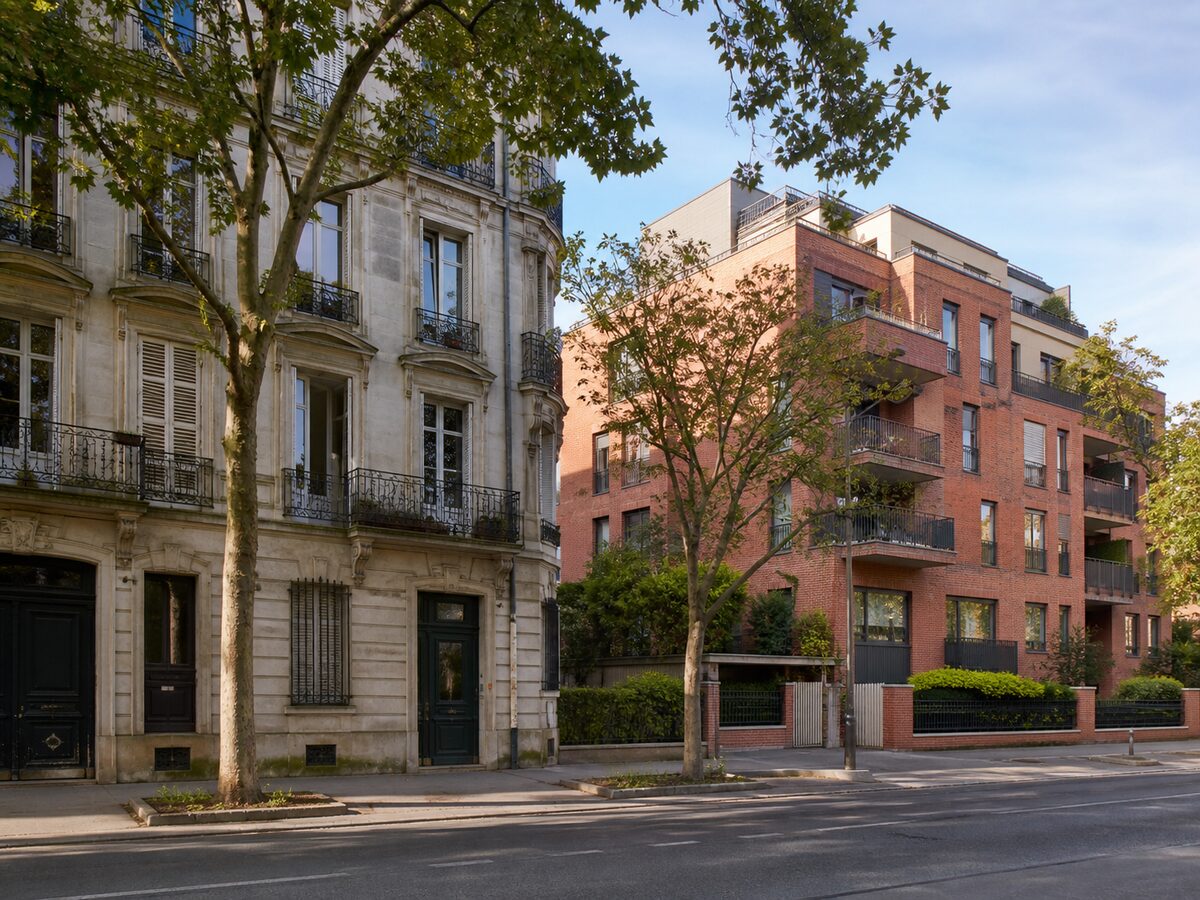 Immeubles anciens et récents dans une même rue résidentielle